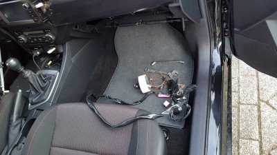 Draadboom leggen voor subwoofer onder de stoel